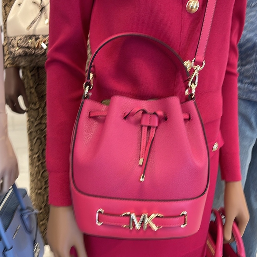 MICHAEL KORS
Reed Medium Pebbled Leather Bucket Bag Satchel
Electric Pink
NWT - Picture 1 of 16